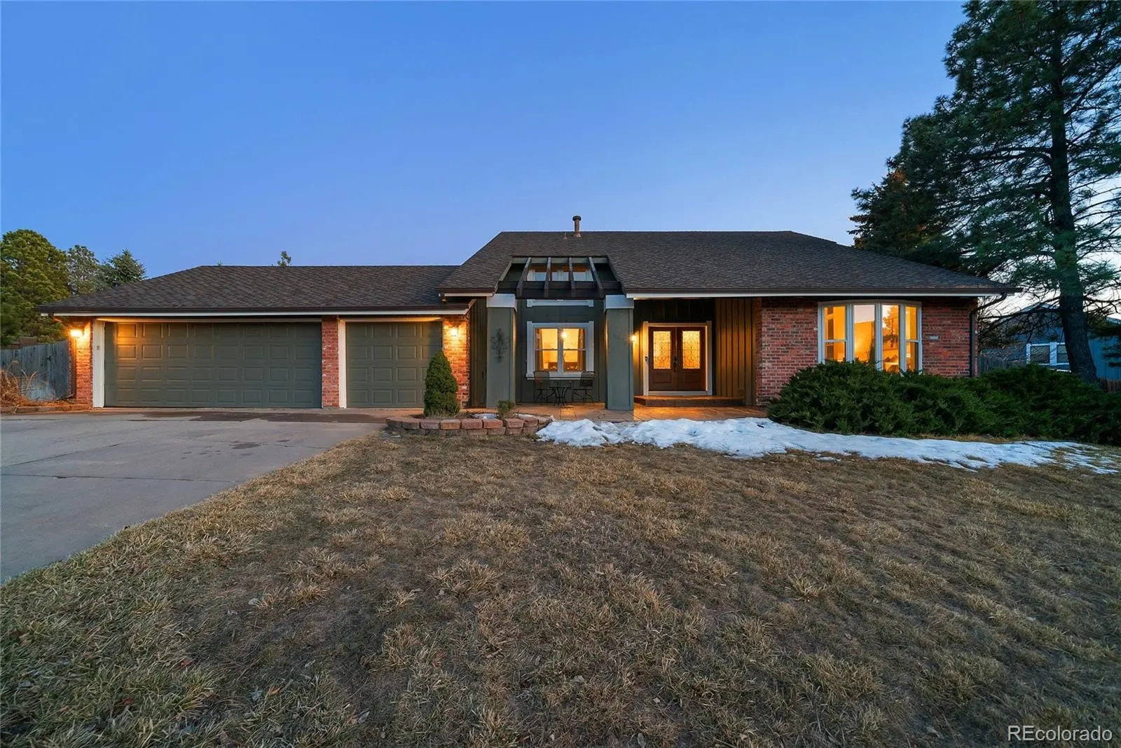 A front view of a house with garden at 8876 East Phillips Place